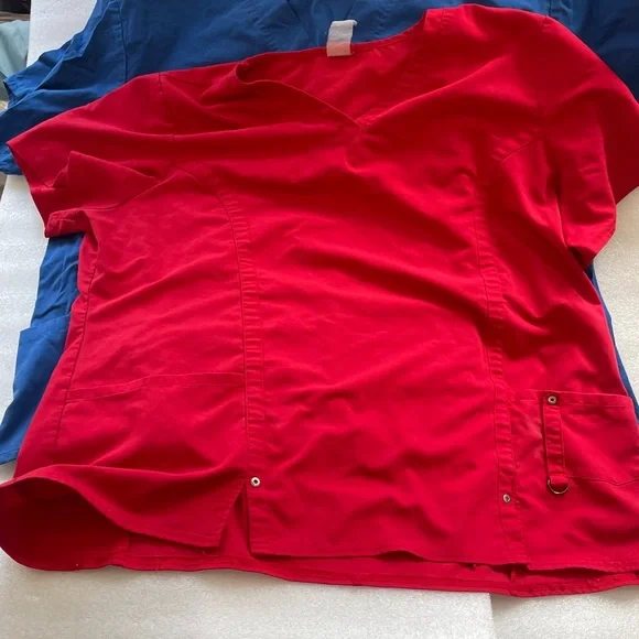 5Assorted Scrub Tops. 3x - Picture 5 of 9